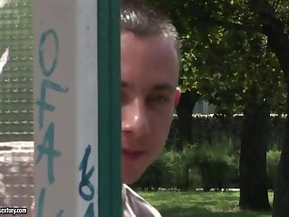 Glamouröse alte Dame gab auf der roten Couch einen Kerl in ihre zottige Pussy