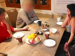 Öffentliches Schwanzwichsen im Restaurant, keine Scham und keine Moral!