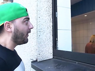 Ein Typ sah seine Titten nebenan und kam für einen heißen Fick rein