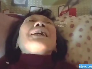 Старая пизда китайской бабули давно не видела секса