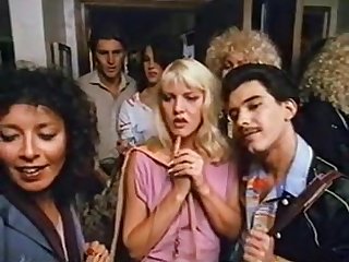 Voller Länge retro porno Film mit Geschichte und haarige Mütter